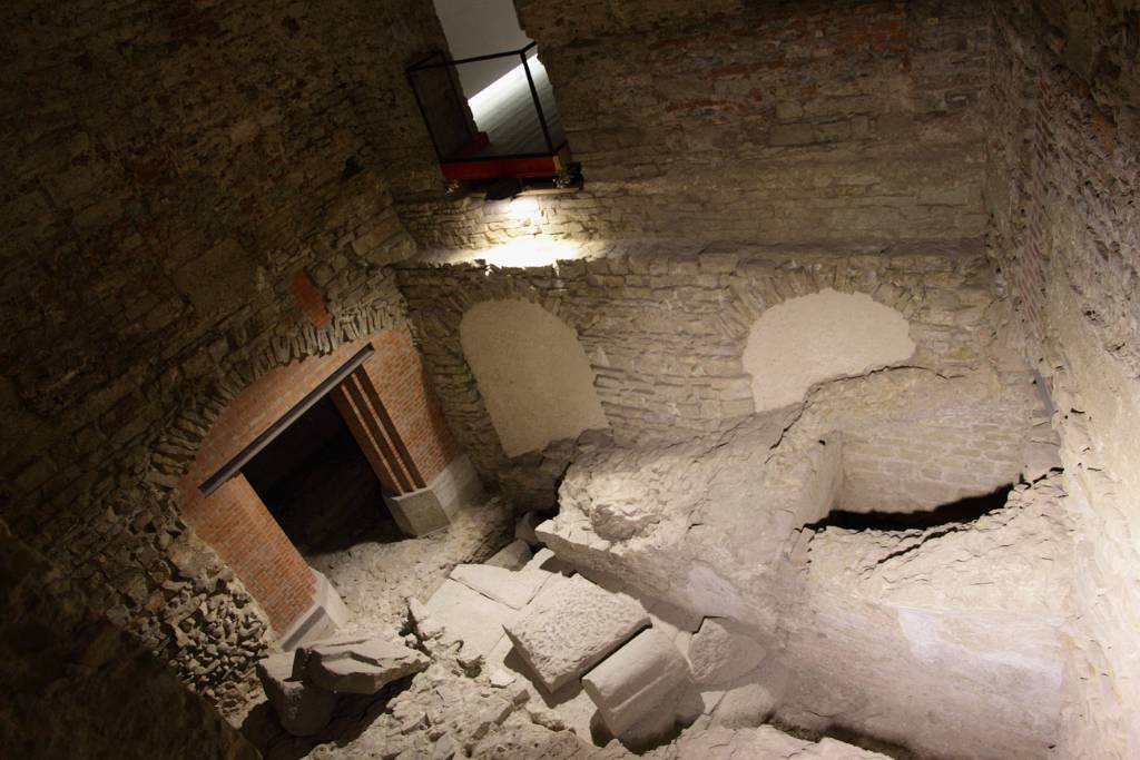 IMG_7717.JPG - Unter dem Palazzo gibt es noch eine kleine archäologische Ausgrabung. Es war vermutlich ein römisches Theater für bis zu 7.000 Personen.