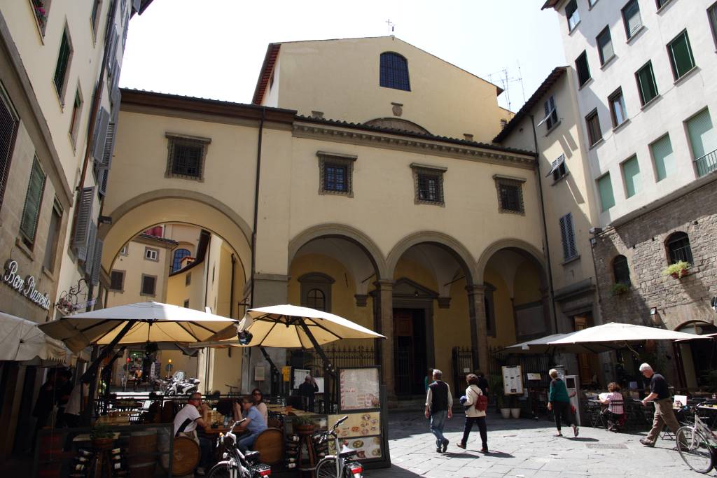 IMG_7746.JPG - Der Corridoio Vasariano ist eine erhöhte Passage zwischen Uffizien und Palazzo Pitti, der 1565 für die Medici errichtet wurde. Es erlaubte ihnen ein Hinüberwechseln ohne Gaffer. Da wir eben den Palazzo Pitti angesprochen haben, machen wir uns nun auf den Weg dorthin.