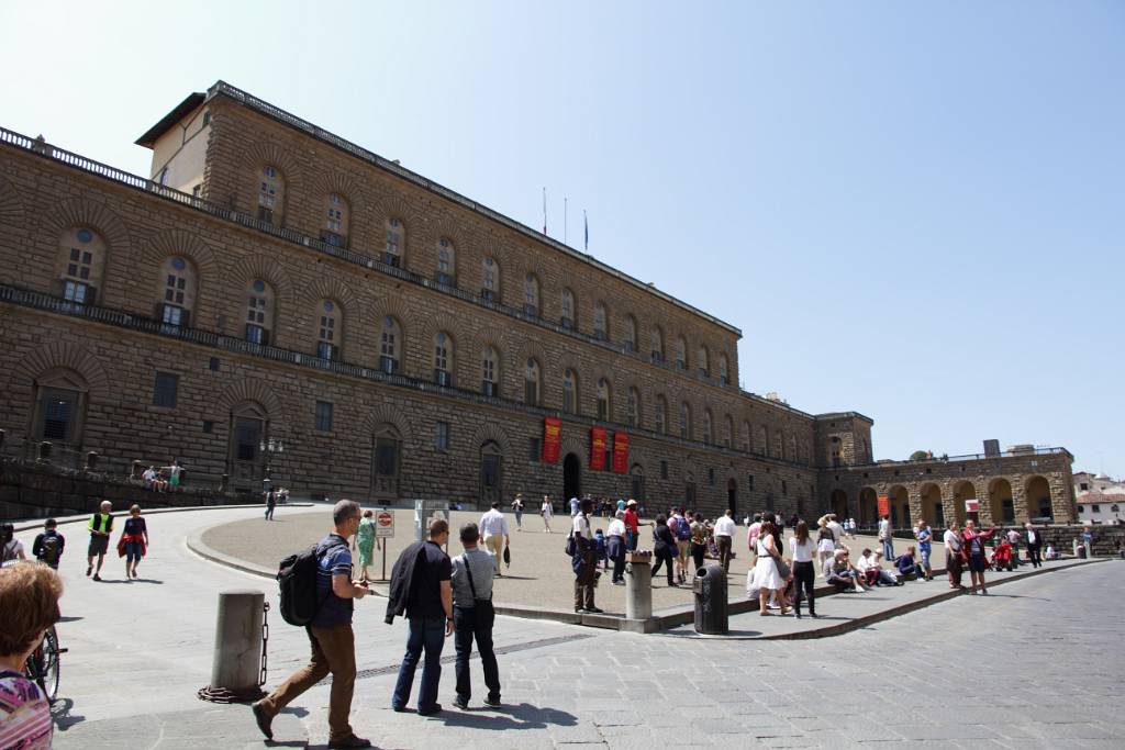 IMG_7748.JPG - Ironischer Weise erwarben ausgerechnet die verfeindeten Medici 1549 den Palazzo. Seitdem diente der wuchtige Palazzo Pitti als Sitz der Medici und damit der Herzöge der Toskana. Eleonora von Toledo ließ den Palazzo zu einer dreiflügeligen Anlage mit einem repräsentativem Hof, der sich zum prächtigen Giardino di Boboli öffnet, ausbauen. Das heutige Gebäude ist etwa dreimal so groß wie ursprünglich geplant. Allein die Hauptfassade misst 200 Meter.