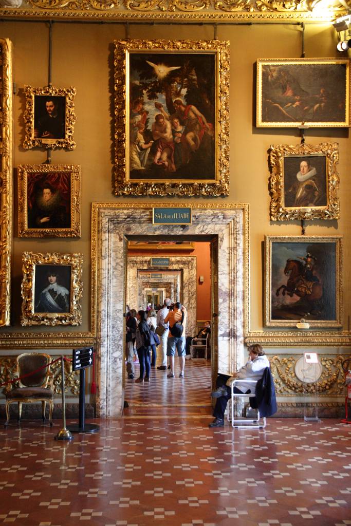 IMG_7773.JPG - Sie waren ursprünglich Wohnräume der Medici und wurden mit veränderter Ausstattung von der Dynastie Habsburg-Lothringen und 1865-71 als Residenz König Vittorio Emanueles II. genutzt.