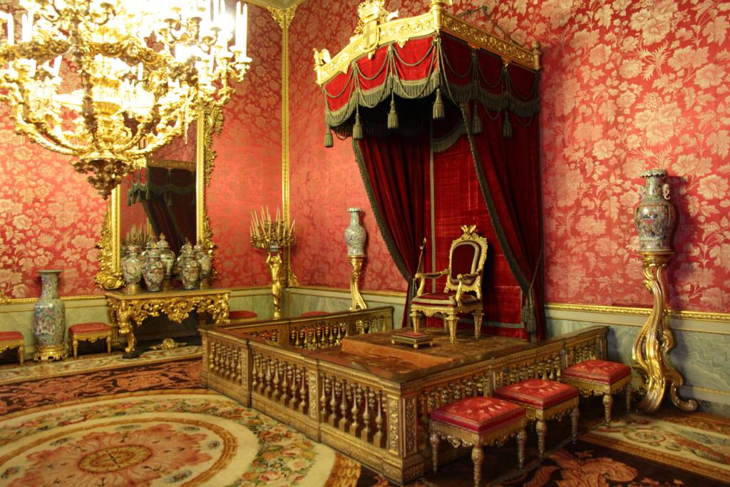 IMG_7781.JPG - Sala del Trono - Der Thronsaal wurde für König Vittorio Emanuele II. eingerichtet. Der Saal ist im rot ausgekleidet; zu erwähnen sind die japanische und chinesische Porzellanobjekte (aus dem 17.-18. Jahrhundert ).