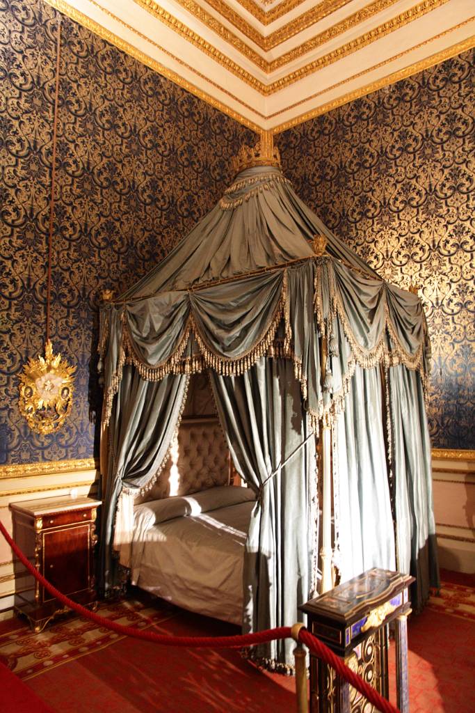 IMG_7784.JPG - Im hellblauen Saal sind einige Möbel aus dem 17. - 18. Jahrhundert und die Bildnisse der Medici von Justus Sustermans (1597-1681) zu sehen.