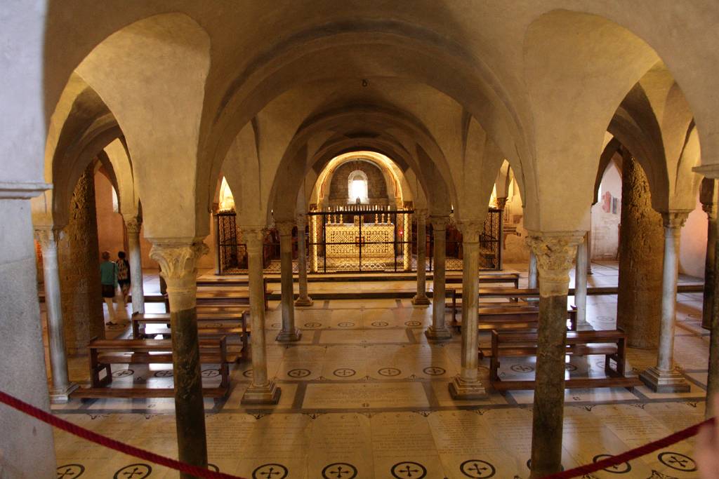 IMG_7843.JPG - Den ältesten und interessantesten Bereich der Kirche bildet die Krypta aus dem 12. Jahrhundert. Sie ruht auf 36 unterschiedlichen Marmorsäulen, deren antike Kapitelle aus Gebäuden der Römerzeit stammen.