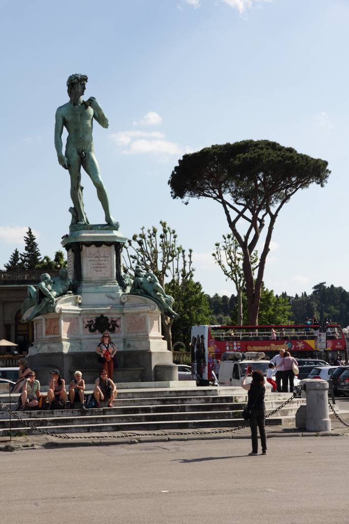 IMG_7851.JPG - Angekommen beim Zwischenziel Piazzale Michelangelo. Diesen Platz schmücken Reproduktionen bekannter Michelangelo-Skulpturen. Er ist auch mit Souvenierständen gepflastert.