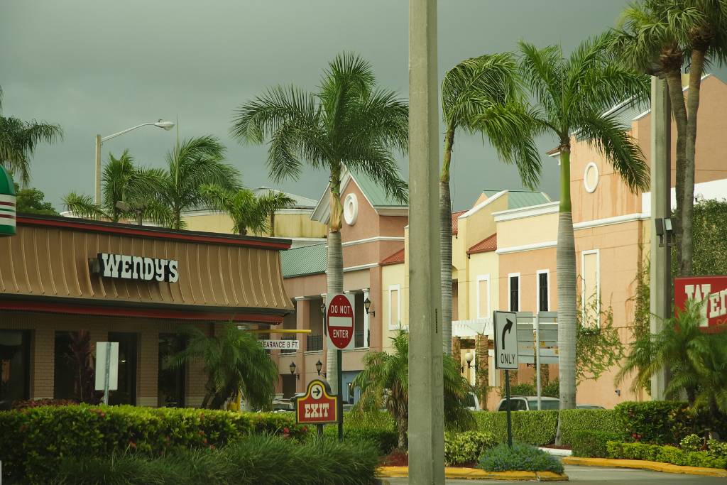 IMG_0139.JPG - das ist das 1. Bild in Miami! Ein Fastfood-Laden links und SCHÖNE Häuser; man beachte den grauen Himmel!