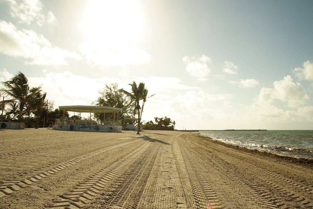 IMG_0236.JPG - die Sonne scheint!!! Endlich! Seit wir da waren, war nämlich nur Regen und grauer Himmel, aber jetzt - man bedenke, dass das noch derselbe Tag ist; noch immer Key West; Nur eine Stunde später oder so - ist es soooo heiß