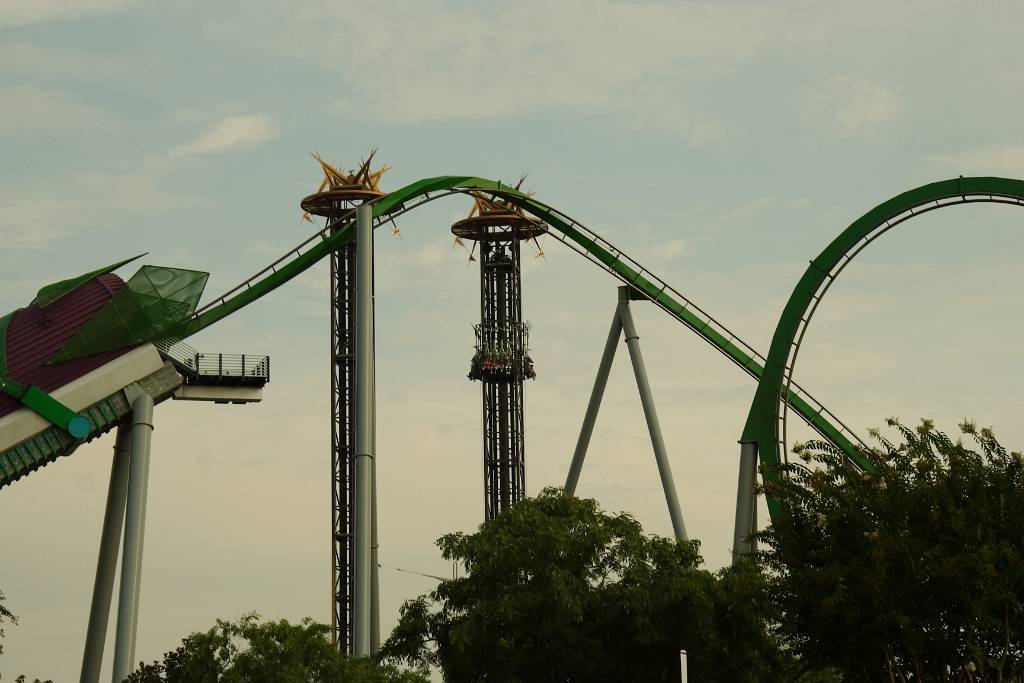 IMG_0615.JPG - Uhhhhh! Der Hulk! Da kann der Gerhard aber stolz sein, weil immerhin! Nach dem Coaster hat er nicht so lang aufs Klo müssen… hihihihihihi