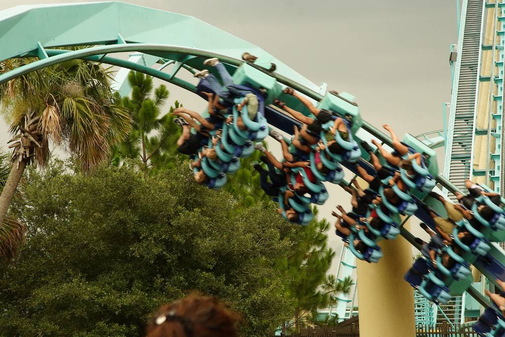 IMG_0897.JPG - ich sags ja! Ich hab die Füße am ärgsten in der Luft!!!! Witzig… Das hat alles der Gonkel Gerhard fotografiert, weil er sich ja seit dem Hulk Coaster und den Dueling Dargons geschworen hat, dass er nicht mehr mit so was fährt… er steht auf einer Brücke! Von da aus sieht man das ziemlich genau!  Man fährt ja auch nur fünf Meter entfernt...