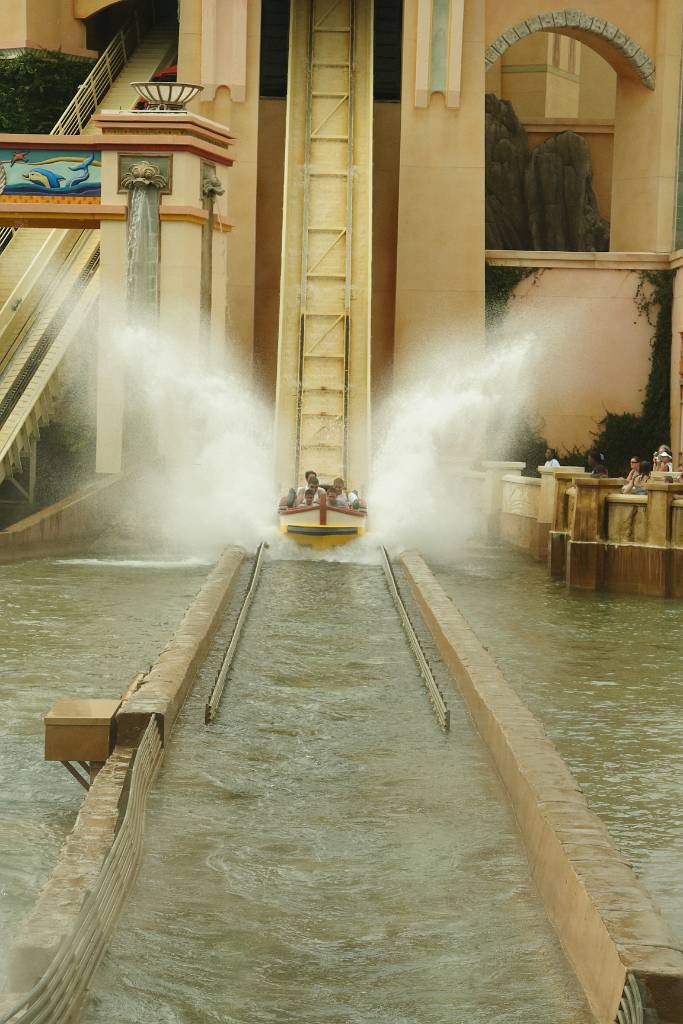 IMG_0906.JPG - Onkel Schorsch und ich bei der Wasserbahn in Sea World! Da geht’s wirklich 70° bergab!!! Voll org….