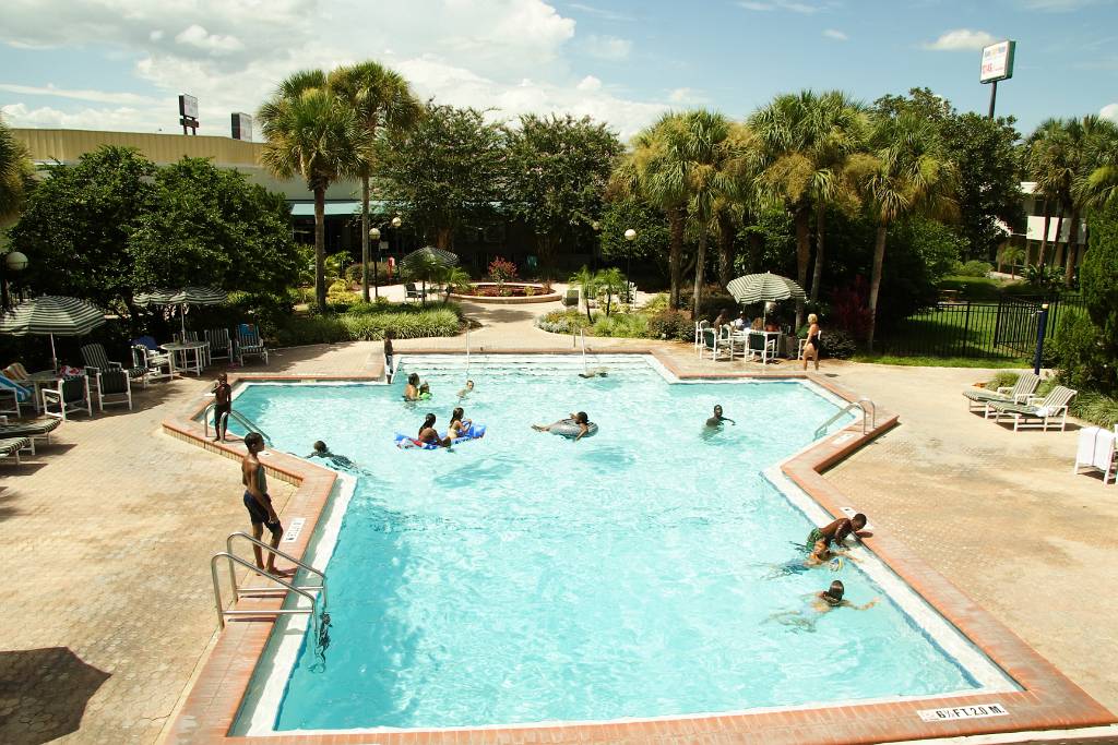 IMG_0914.JPG - Unser Pool in Orlando - eigentlich ja Kissimmi, aber das is in Orlando oder zumindest gleich da, wo die Erlebnisparks sind - im Hotel! Das Hotel ist renoviert worden und deswegen haben wir für eine Woche nur 170 Dollar zahlen müssen… das war ganz schön praktisch...