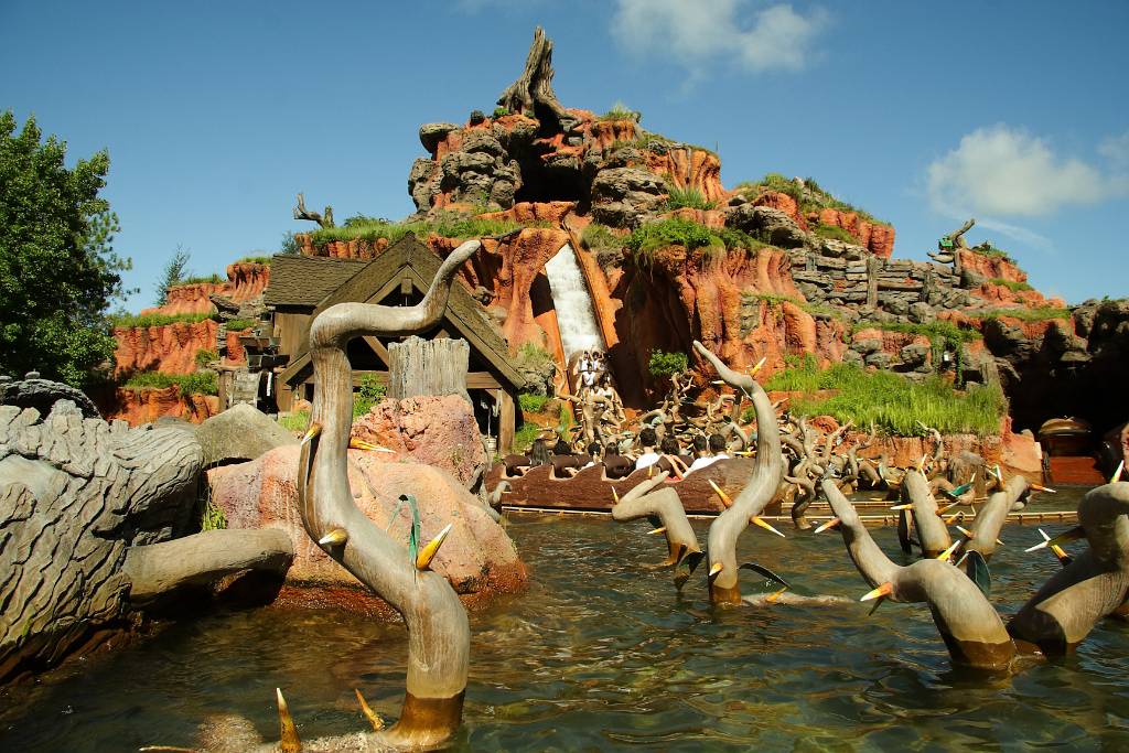 IMG_0935.JPG - 4. Attraktion: Splash Mountain: voll cool! Man wird komplett nass… aber das war ganz angenehm bei dem Wetter