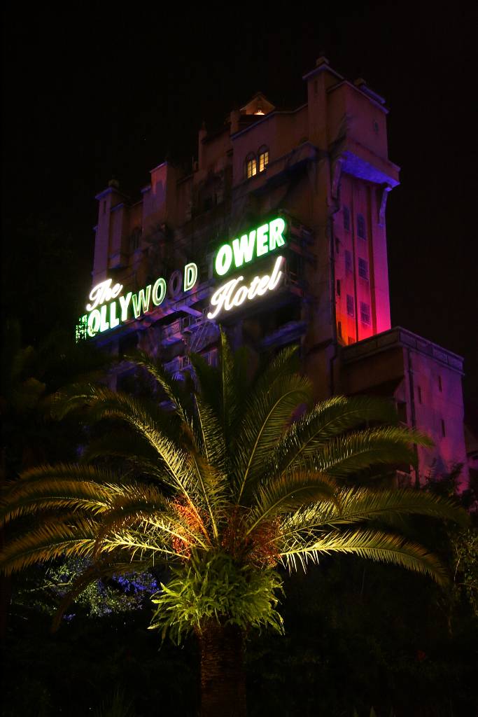 IMG_1116.JPG - Nach der Show noch ein paar Fotos by night                                                                                                                          hier der Tower of Terror