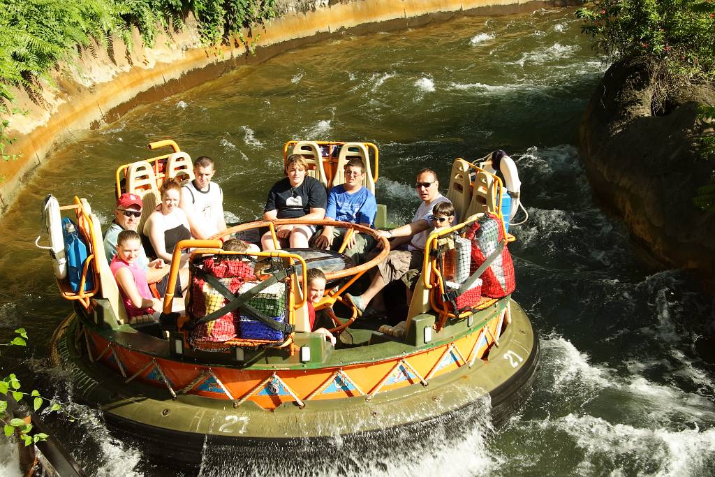 IMG_1165.JPG - Wildwasserrafting! Man wird nur nass, wenn man Gerhard und Berni heißt, weil die haben immer das Glück, dass das Boot genau auf ihrer Seite ins Wasser eintaucht!