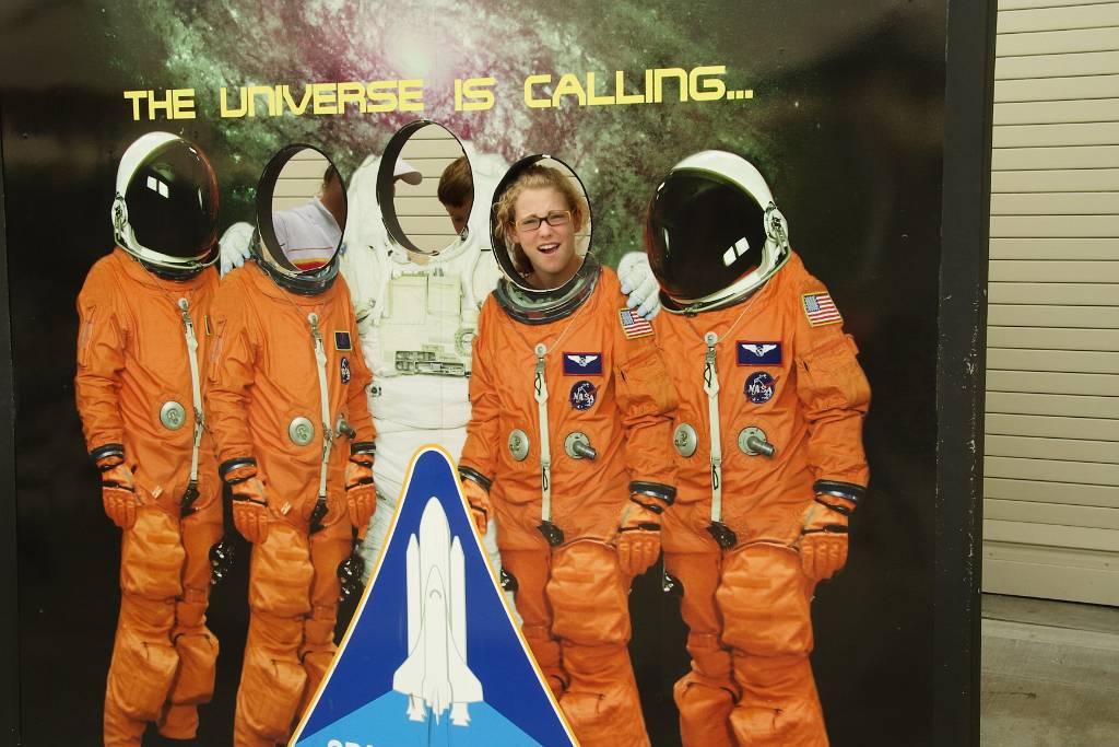 IMG_1288.JPG - Ich bin ein Astronaut!!! Yeah… Das Foto hat die NASA kurz vor meinem Abflug zum Mars geschossen! Ich war nicht sehr begeistert, weil meine Freunde noch nicht in ihren Anzügen waren und der Countdown lief schon… Alleine wollte ich aber nicht fliegen; das wär ja langweilig! Deswegen wurde der Flug dann abgebrochen und ich musste weiter! aber ansonsten wär ich jetzt nicht in Österreich, sondern würde diesen Staat jetzt aus dem All betrachten! ja!!!!!!!!!! ;-)