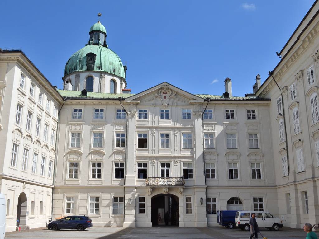 DSCN0201.JPG - Deshalb machen wir noch einen Abstecher in den Innenhof der Hofburg. Vier Flügel umschließen einen 28 x 42 Meter großen Innenhof. Die gesamte verbaute Fläche beträgt ca. 5000 qm mit etwa 400 Räumen.