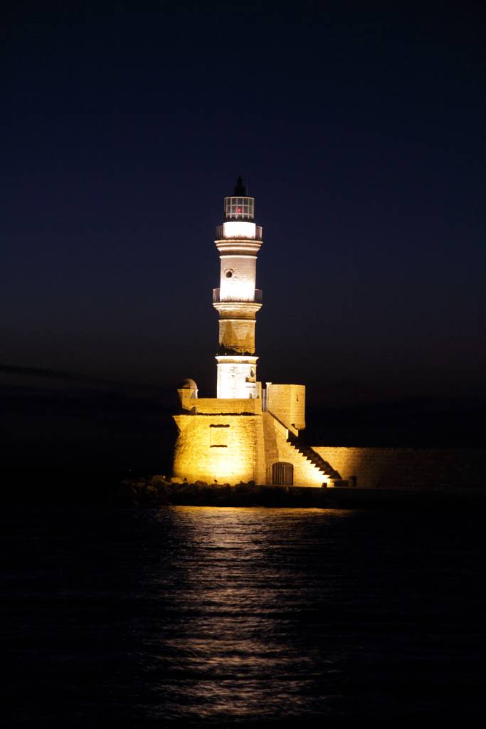 IMG_1803.JPG - Faros - der Leuchtturm - wurde 1830 während der kurzzeitigen ägyptischen Besetzung Kretas auf den Fundamenten des alten venezianischen Leuchtturms an der Hafenmole errichtet