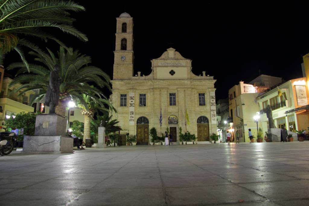 IMG_1808.JPG - Die Kathedrale der drei Märtyrer auf dem Weg zum Chania Minoa Hotel.
