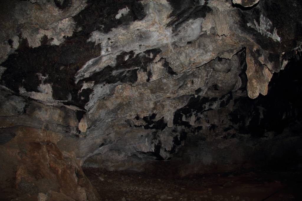IMG_1825.JPG - Man vermutet, dass die Höhle schon in neolithischer und minoischer Zeit kultischen Zwecken diente. In klassischer Zeit wurde hier die Göttin Artemis verehrt, der der Bär heilig war.