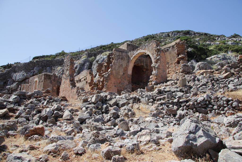 IMG_1826.JPG - Neben dem Höhleneingang befindet sich die kleine Kapelle der Panagia Arkoudiotissa (Muttergottes von der Bärenhöhle) aus dem 16. Jahrhundert, in deren Verehrung sich Elemente des antiken Kultes erhalten haben.
