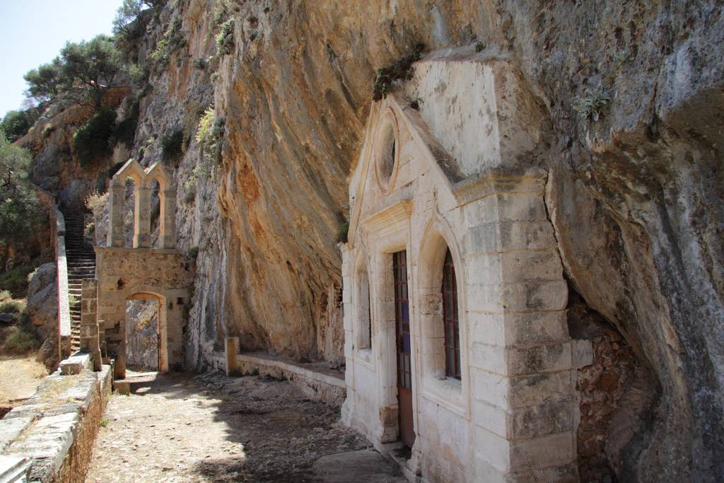 IMG_1833.JPG - Die Klosterkirche reicht weit in eine natürliche Höhle in die Felswand hinein.
