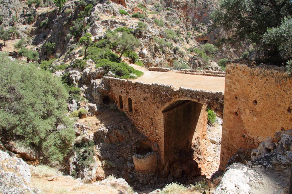 IMG_1834.JPG - Die Brücke aus behauenen Sandstein und Naturstein ist wie auch die anderen Klostergebäude außergewöhnlich gut erhalten.