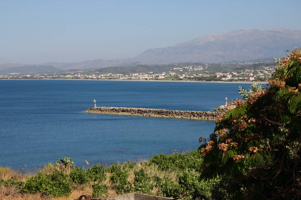 IMG_1853.JPG - Ausblick über die Kolymvari Bucht. Dann genossen wir ein feines Abendessen mit einer Flasche Wein und Raki.