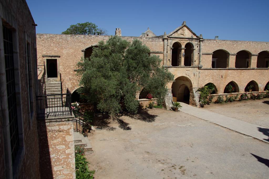 IMG_1961.JPG - Die zweischiffige, Renaissance-Elemente aufweisende Basilika wurde 1587 zur Zeit der venezianischen Herrschaft über Kreta errichtet und ist der Wiederaufbau einer früheren Kirche. Bis in das 17. Jahrhundert erlebte das Kloster seine geistige und kulturelle Blütezeit.