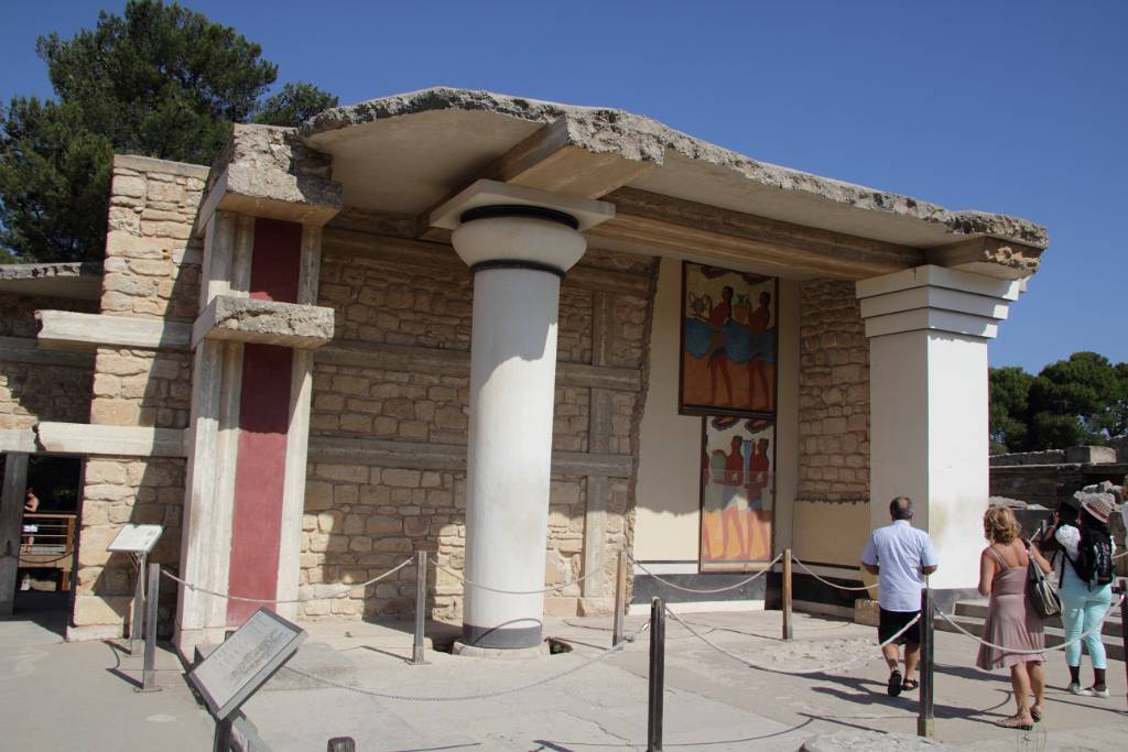 IMG_2005.JPG - Wie fast alle Paläste Kretas wurde Knossos zwischen 1750 und 1700 v. Chr. durch ein schweres Erdbeben zerstört. Um 1650 v. Chr. folgen kleinere Zerstörungen durch ein erneutes Erdbeben.
