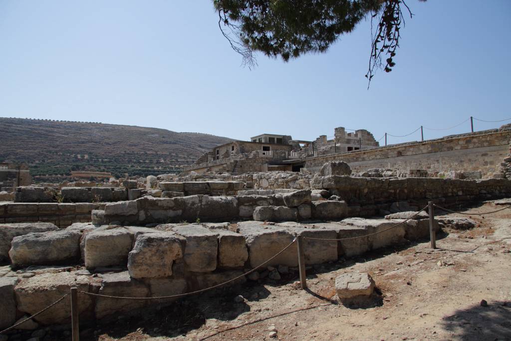 IMG_2019.JPG - Aufgrund des weichen Bau-Steins kamen dem deutschen Geologen Hans Georg Wunderlich 1970 bei seinem Besuch von Knossos Zweifel an der herkömmlichen Deutung der Palastanlage.