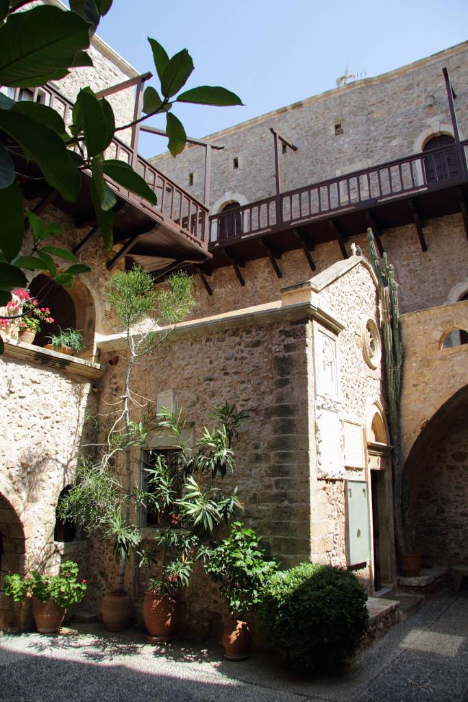 IMG_2117.JPG - Im Laufe der wechselvollen Geschichte wurde das Kloster mehrmals zerstört und wiederaufgebaut. Heute zeigt sich das Kloster als aufwändig rekonstruiert und präsentiert sich den zahlreichen Besuchern als kleines Schmuckstück. Vor langer Zeit waren die Mönche des Klosters Selbstversorger, eine restaurierte alte Windmühle im äußeren Hof zeugt davon.