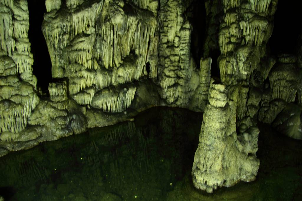 IMG_2147.JPG - Es ging viele Stufen hinunter bis zum See in der Höhle.