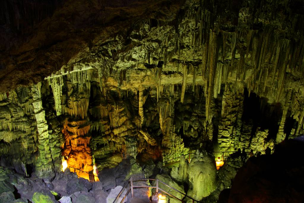 IMG_2149.JPG - Viele Stalagtiten hängen von der Decke.