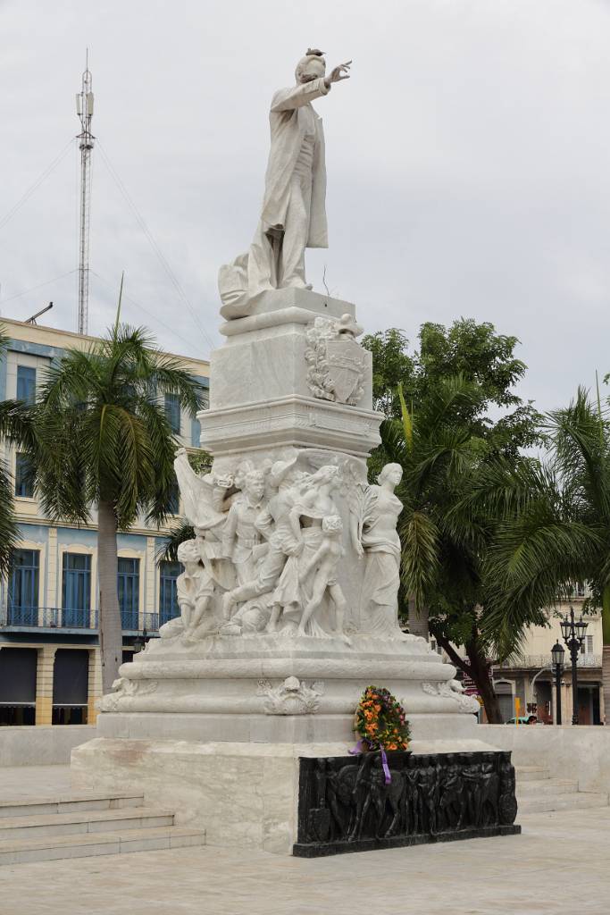 IMG_4724.JPG - Im Parque Central befindet sich in der Mitte ein Denkmal für den Nationalhelden José Martí.