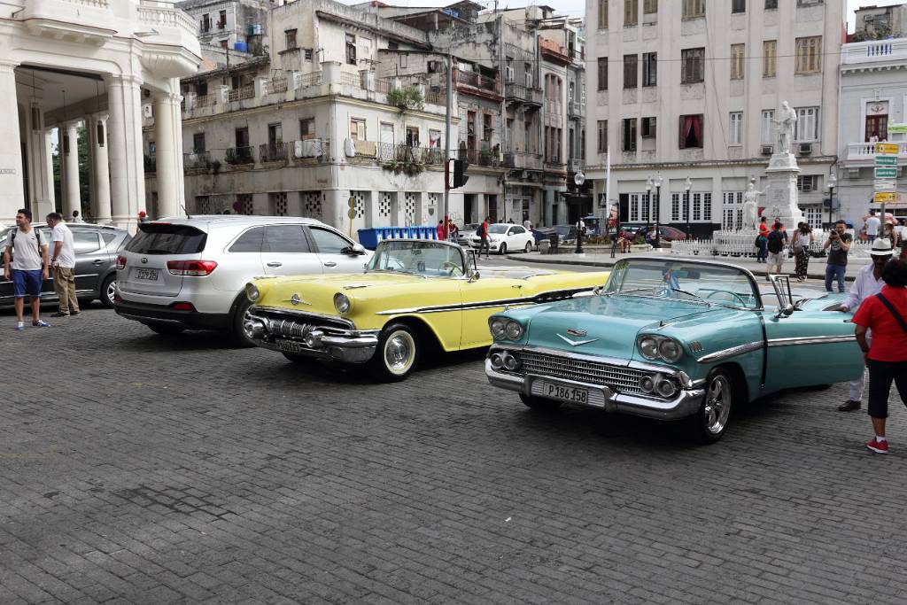 IMG_4728.JPG - Oldtimer gehören zur kubanischen Hauptstadt Havanna wie Zigarren, Rum und Salsa.