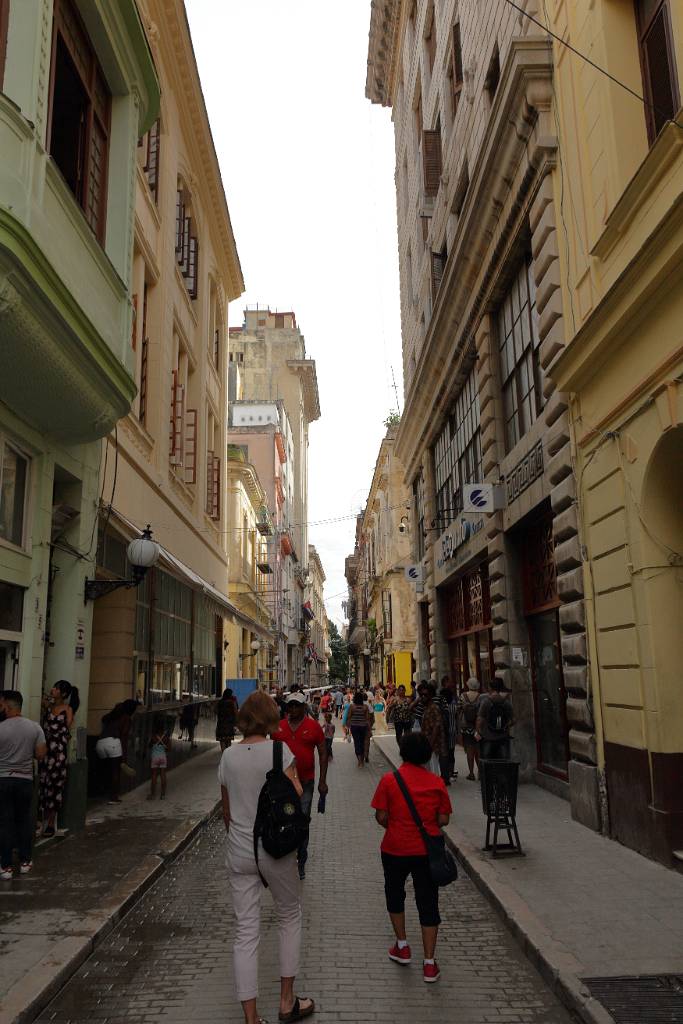 IMG_4733.JPG - Wir gehen die Calle Opispo entlang. Es ist Alt-Havannas Haupteinkausfsstraße. Viele Häuser wurden hier stilgerecht restauriert.