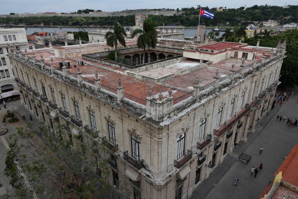 IMG_4781.JPG - Vom Dach des Hotel Ambos Mundos sehen wir den Palacio de los Capitanes Generales. Es ist eines der schönsten Bauwerke Havannas. Es wurde 1776 errichtet. Wer genau schaut sieht im Hintergrund rechts oben eine Statue.