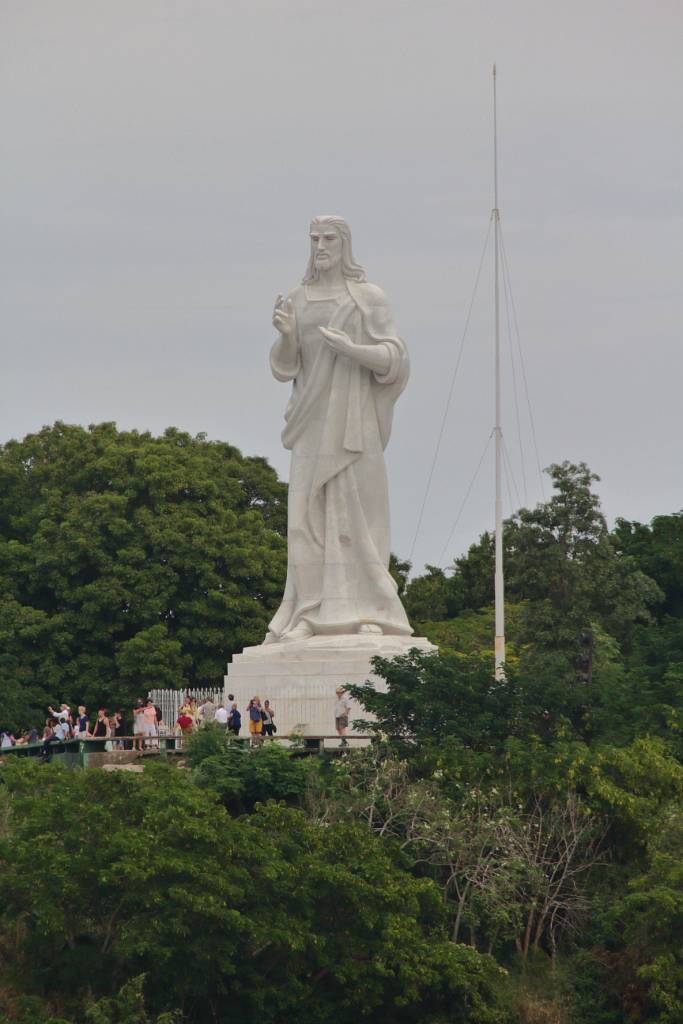 IMG_4782.JPG - Der Christus von Havanna (El Cristo de La Habana) ist eine große Statue auf einem Hügel im ehemaligen Fischerdorf Casablanca, die Jesus von Nazareth mit Blick auf die Bucht von Havanna darstellt. Es ist das Werk der kubanischen Bildhauerin Jilma Madera, die 1953 den Auftrag dafür erhielt.