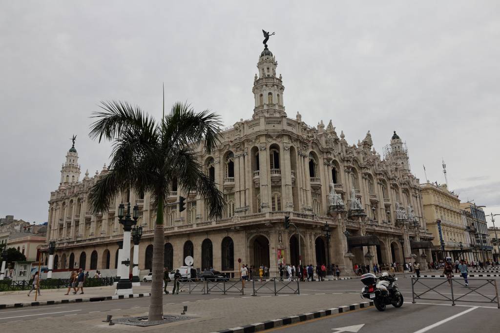 IMG_4799.JPG - Das Grand Theatro de La Habana ließ Gouverneur Tacón im Jahre 1838 errichten. Hier hat das Nationalballet seinen Sitz. Mit 2000 Plätzen ist es eines der größten Schauspielhäuser Lateinamerikas. Im März 2016 hielt Barack Obama hier seine Ansprache an das kubanische Volk.