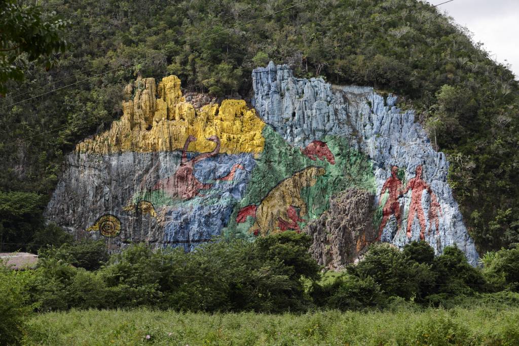 IMG_4844.JPG - Kurz vor Vinales liegt im Tal Valle de las Dos Hermanas die Mural de la Prehistoria. Zur Erinnerung an das Alter der Mogotes bemalte man hier eine 120 Meter hohe Felswand.