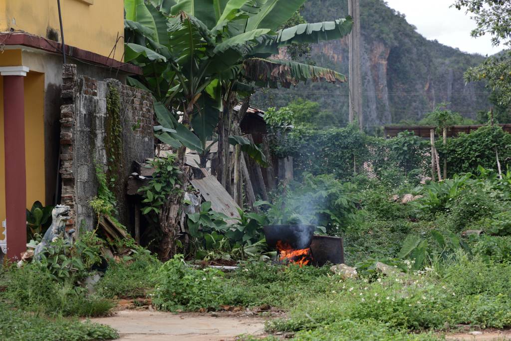 IMG_4856.JPG - Jetzt geht unsere Fahrt weiter nach Vinales. Eine Feuerstelle in Vinales - hier wird Essen gekocht.