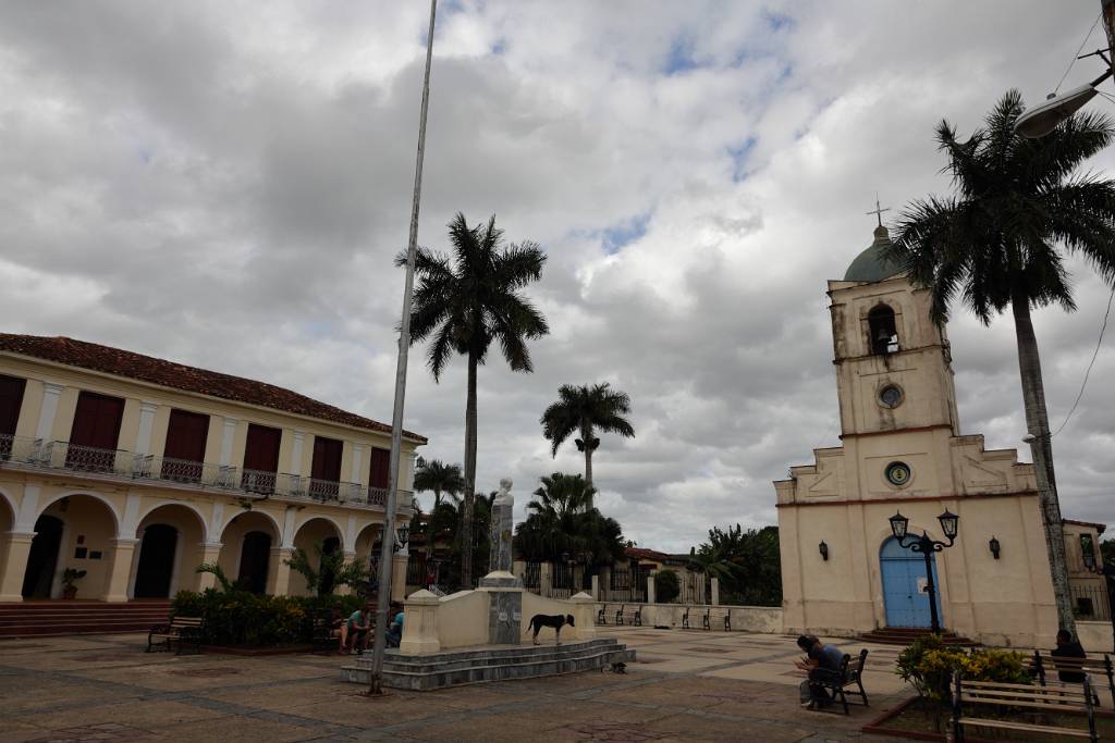 IMG_4858.JPG - Vor der Kirche steht das Denkmal für den Freiheitskämpfer José Martí und links die Casa de Cultura.