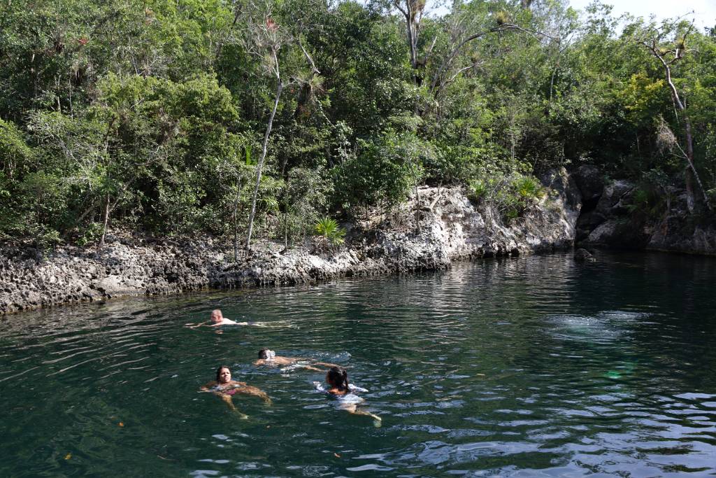 IMG_4989.JPG - Hier befindet sich auch die Cenote (Felsbecken) Cueva de los Peces. Durch den Einsturz der Decke einer unterirdischen Höhle entstand ein Naturpool mit einer unterirdischen Verbindung zum Meer. Das Salzwasser des Beckens ist tiefblau und klar.