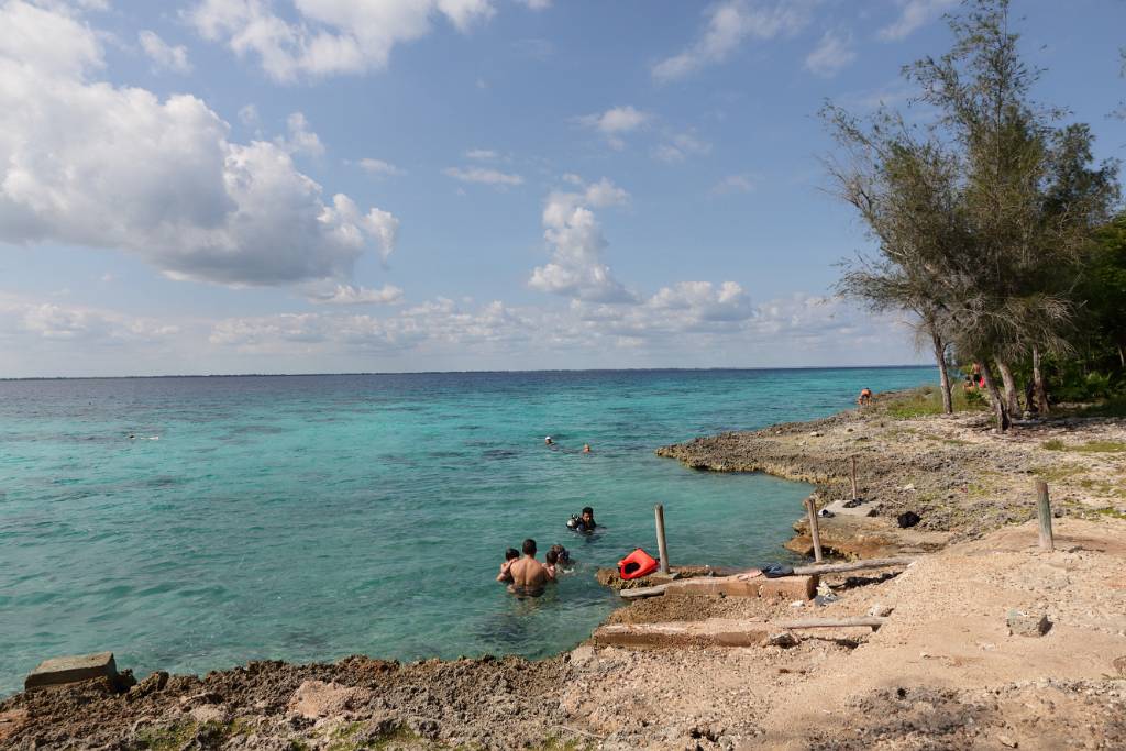 IMG_4992.JPG - Auf der anderen Seite der Küstenstraße liegt ein kleiner Strand. Nun setzen wir unsere Fahrt nach Cienfuegos fort.