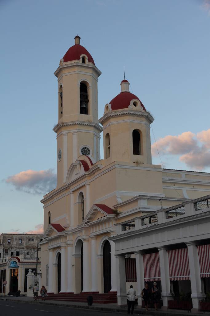 IMG_5031.JPG - An der Ostseite des Platzes wurde 1819 mit dem Bau der Catedral de la Purísima Concepción begonnen. Es dauerte fast 50 Jahre bis die Kirche fertiggestellt war.