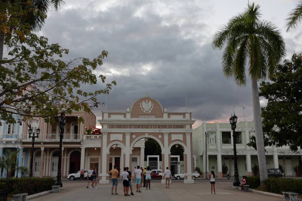 IMG_5034.JPG - Die Einwohner Cienfuegos treffen sich gerne zum abendlichen Flanieren rund um den prächtigen Musikpavillon am Parque Martí.