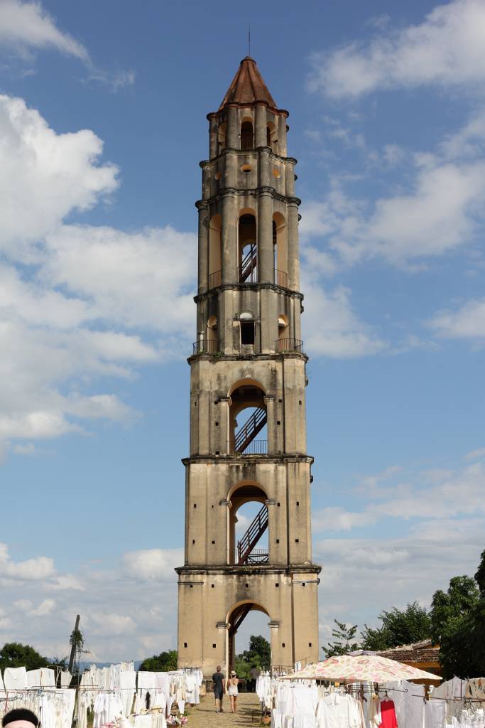 IMG_5073.JPG - Der siebenstöckige, 45 Meter hohe, neoklasizistische Torre Manaca Iznaga ist ein Denkmal der Angst der Plantagenbesitzer vor Sklavenrebellionen.