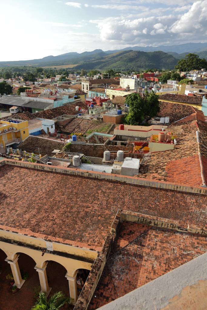 IMG_5118.JPG - Panorama von Trinidad mit dem Innenhof des Palacio Cantero.