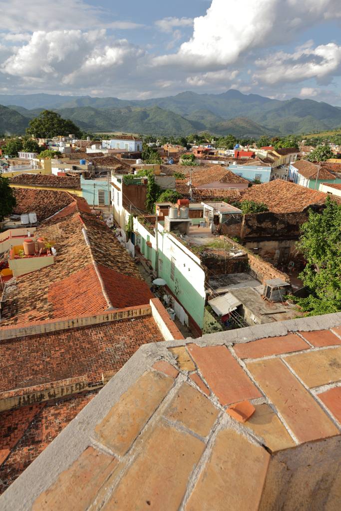 IMG_5119.JPG - Panorama von Trinidad mit dem Innenhof des Palacio Cantero.