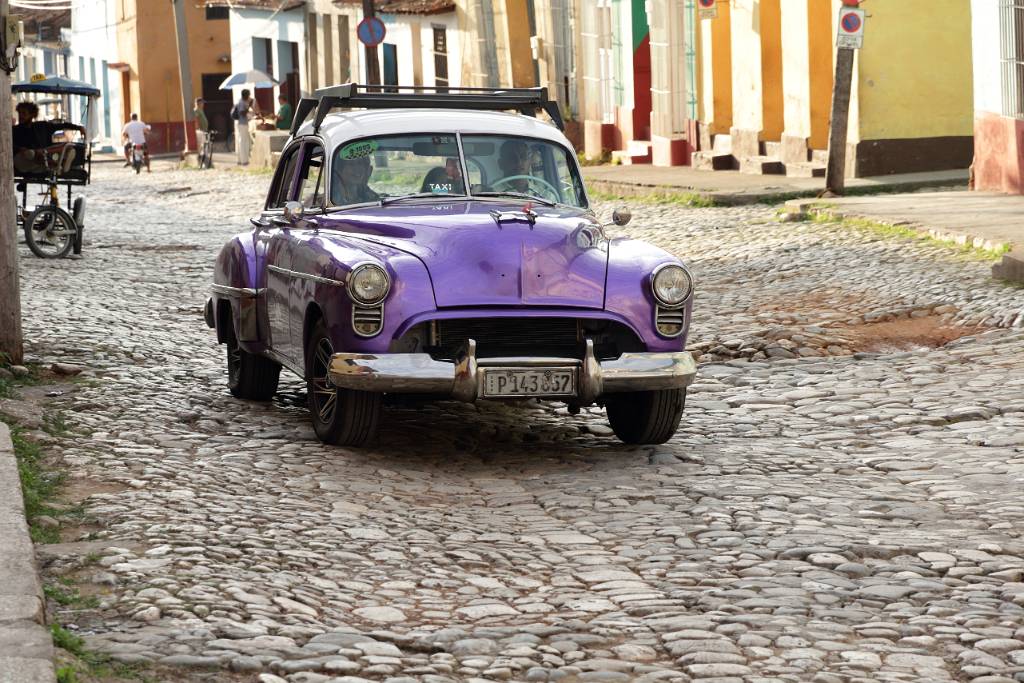 IMG_5142.JPG - Oldtimer auf ebenso alter Straße - das passt.