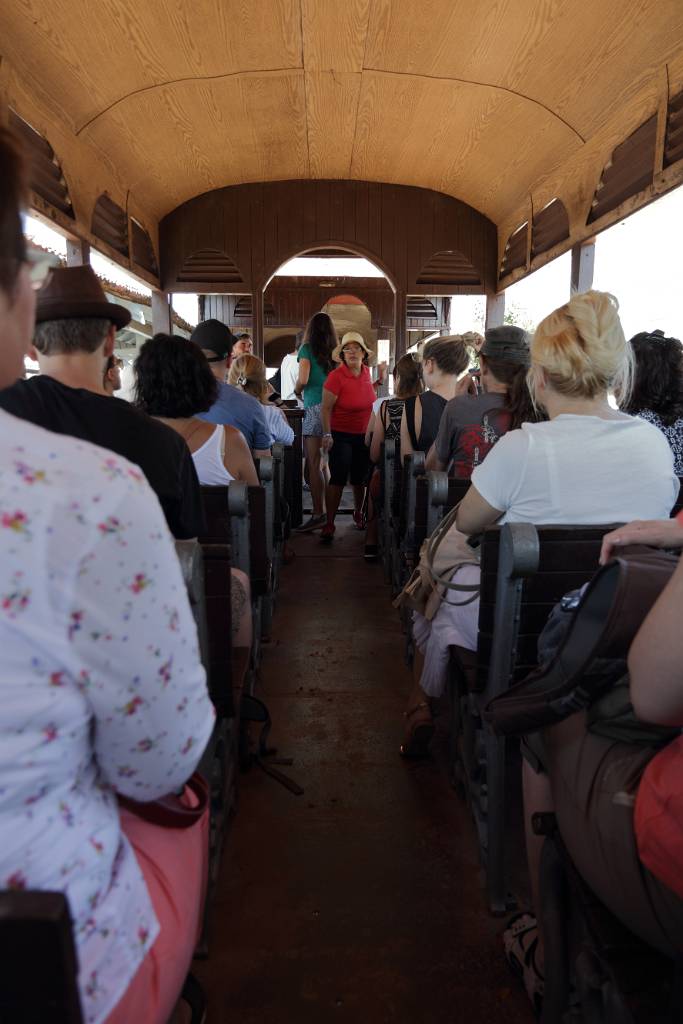 IMG_5147.JPG - In den offenen Waggons muss man sich beeilen, um einen Sitzplatz zu ergattern - viele Touristen.